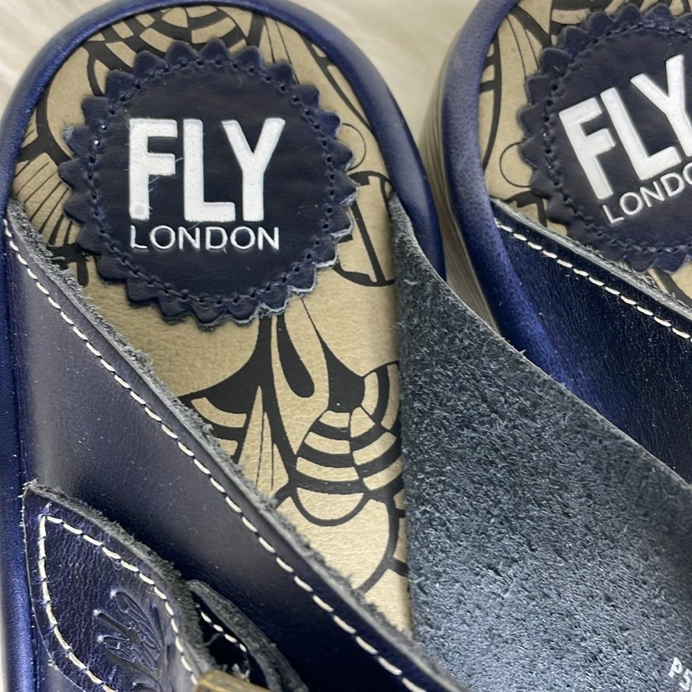 NWOT Fly London Women’s Blue Leather Sandals